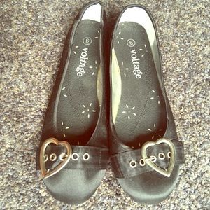 Voltage Heart Buckle Flats NWOT